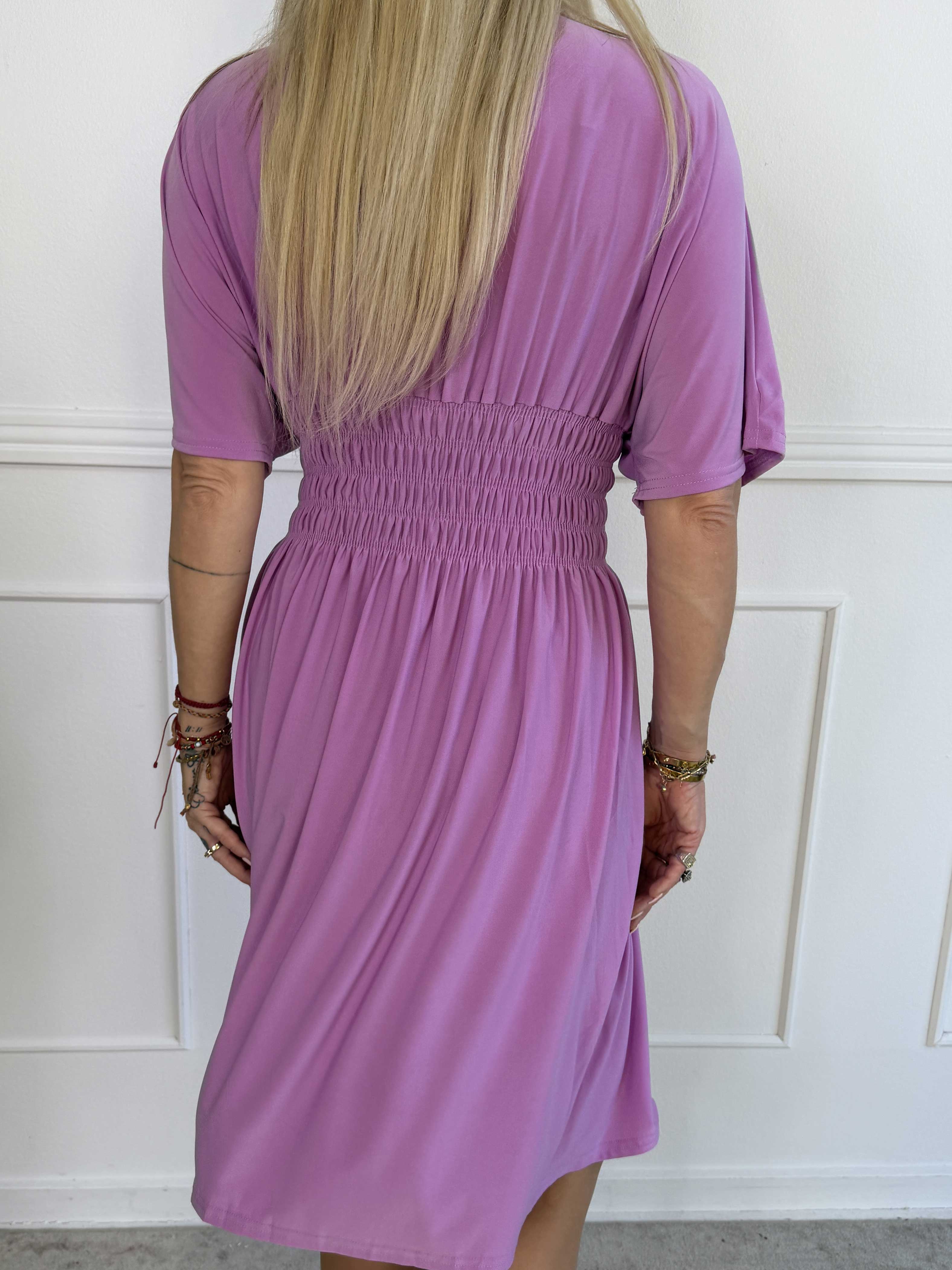 Pams Plain Short - Elastisk kjole med smock i taljen